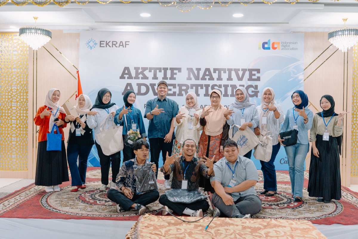 Kreator dan tim AKTIF di backdrop AKTIF Native Advertising